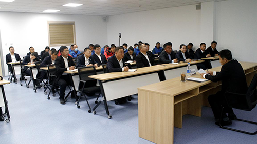 公司黨委副書(shū)記、工會(huì)主席紀(jì)景臣為景區(qū)運(yùn)營(yíng)一線黨員、積極分子講黨課