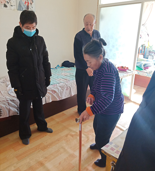 溫泉黨支部開(kāi)展“春節(jié)走訪貧困戶(hù)   慰問(wèn)暖人心”